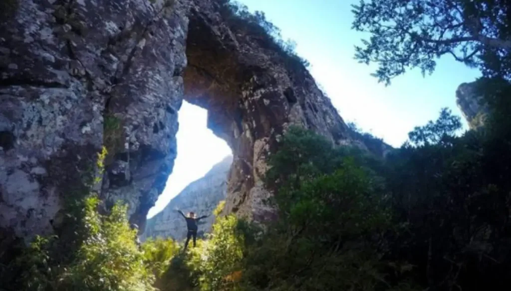 Destinos Secretos no Brasil: Roteiros de Carro Encantadores Destinos Secretos no Brasil: Roteiros de Carro Encantadores