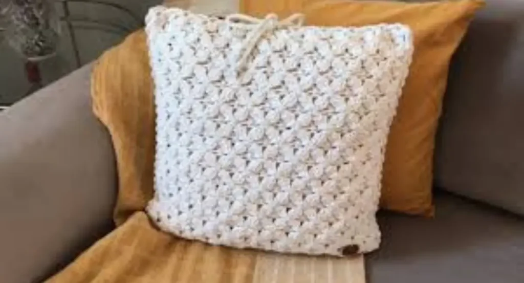 18 Almofadas de Crochê que Trazem Aconchego Instantâneo à Sua Casa 18 Almofadas de Crochê que Trazem Aconchego Instantâneo à Sua Casa