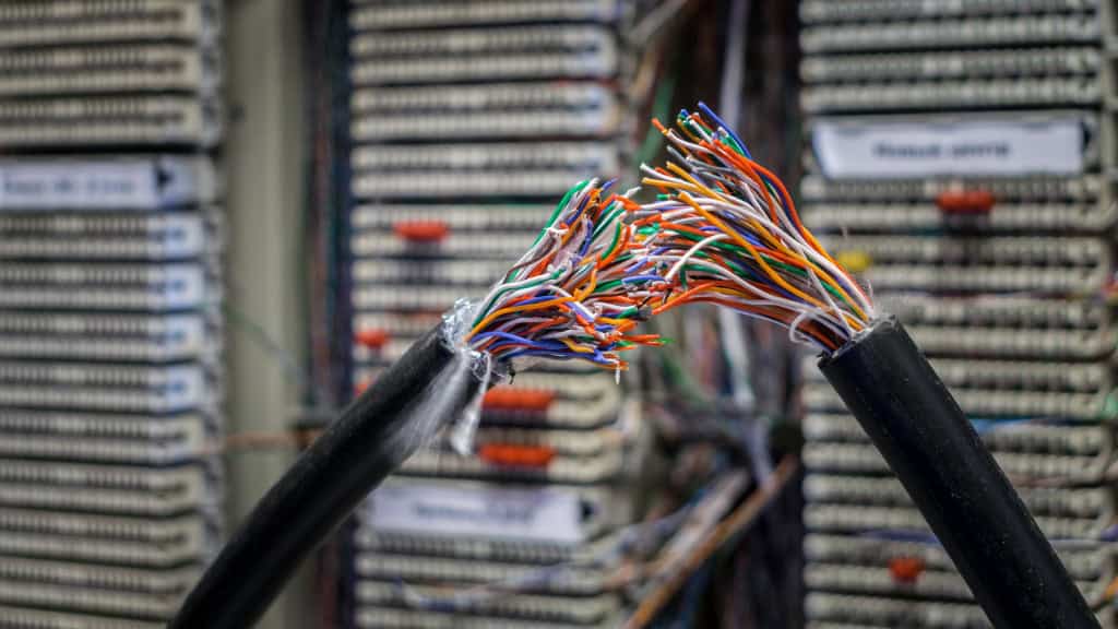 Japão estabelece recorde de 125 Tbps e reforça liderança em redes de fibra óptica Japão estabelece recorde de 125 Tbps e reforça liderança em redes de fibra óptica - Imagem do artigo original