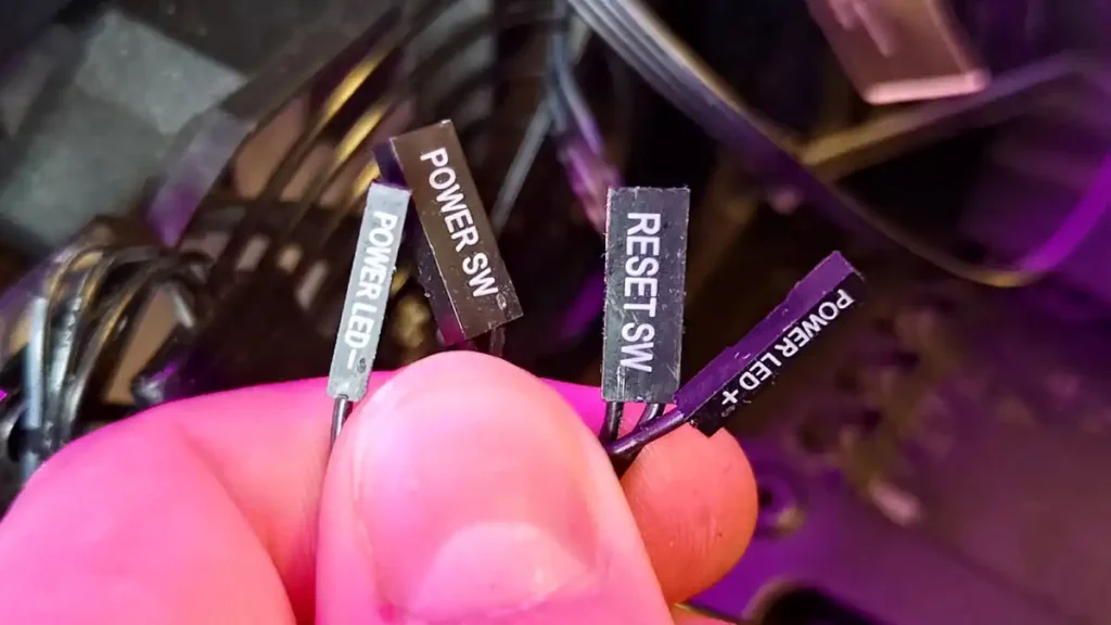 Descobre onde ligar cada conector do painel frontal do teu PC Descobre onde ligar cada conector do painel frontal do teu PC