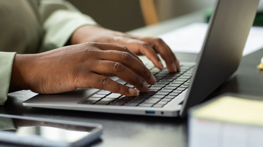 Startups de IA nos EUA adotam jornada 996 proibida na China Startups de IA nos EUA adotam jornada 996 proibida na China