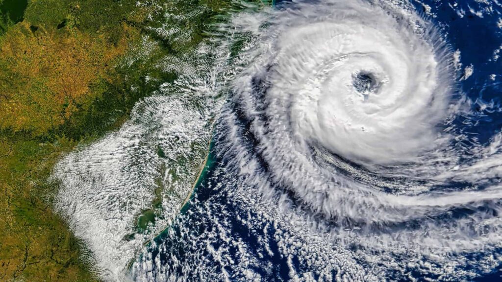 Ciclone atinge Sul do Brasil com ventos até 100 km/h e gera alerta laranja Ciclone atinge Sul do Brasil com ventos até 100 km/h e gera alerta laranja