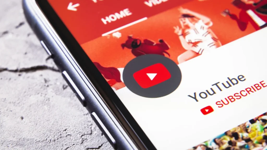 YouTube recorre à IA para distinguir contas de menores e adultos YouTube recorre à IA para distinguir contas de menores e adultos