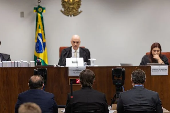 STF impede Jair Bolsonaro de usar redes sociais e detalha restrições adicionais STF impede Jair Bolsonaro de usar redes sociais e detalha restrições adicionais