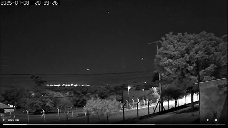 Especialista confirma: luzes vistas em Piracicaba eram aviões a desviar para Viracopos Especialista confirma: luzes vistas em Piracicaba eram aviões a desviar para Viracopos