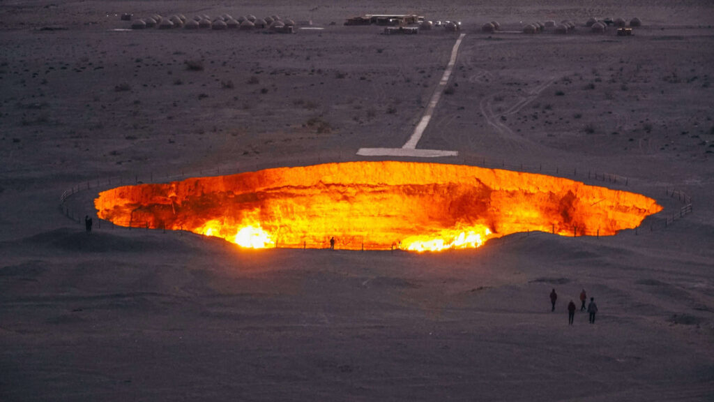 Cratera Porta do Inferno continua a arder após meio século e intriga especialistas Cratera Porta do Inferno continua a arder após meio século e intriga especialistas