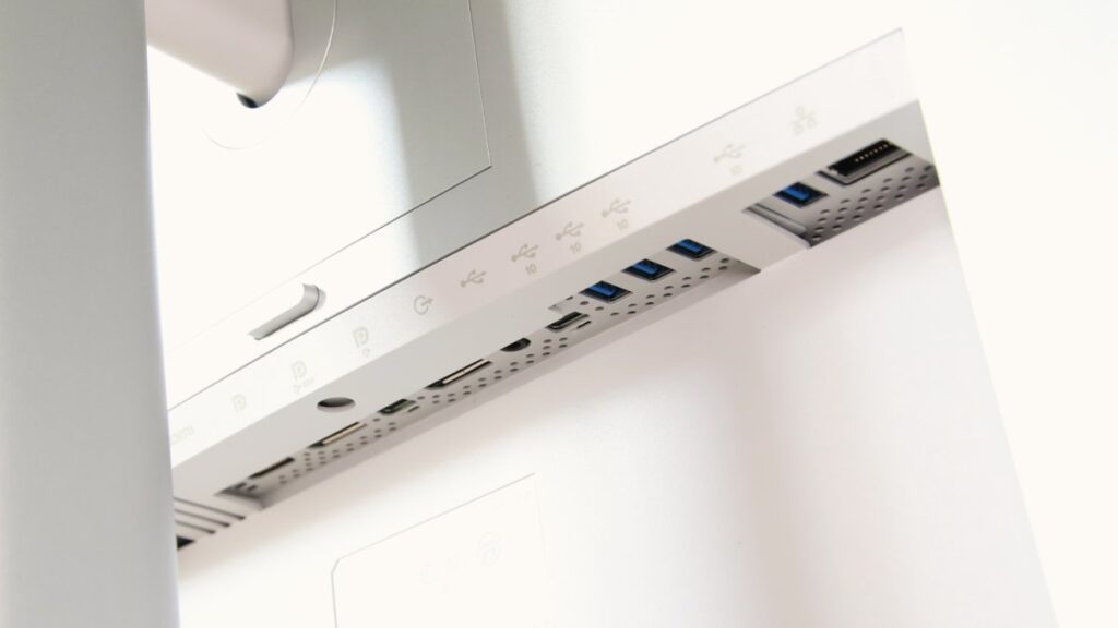 Quatro monitores USB-C que funcionam como verdadeiros hubs de conectividade