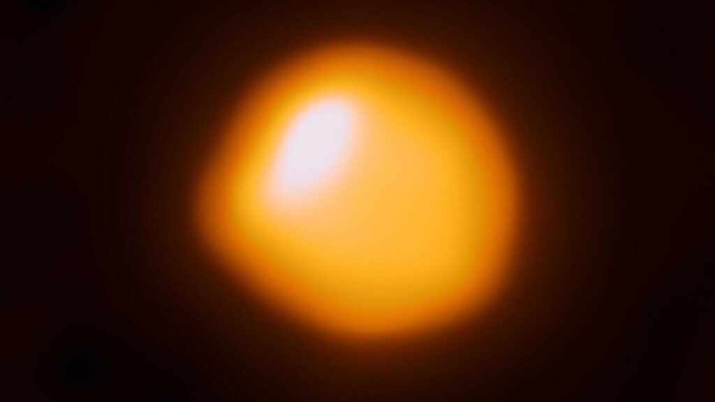 Astrônomos detectam estrela companheira responsável pelas variações de brilho de Betelgeuse