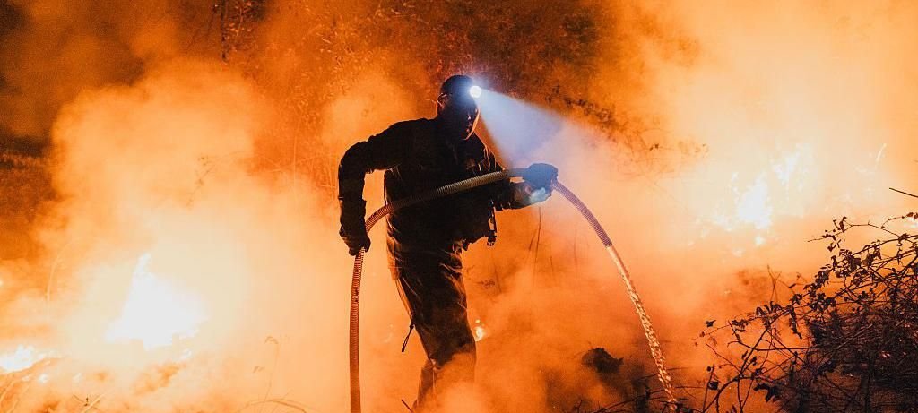 Incêndios na Espanha e Portugal matam bombeiros e avançam Incêndios na Espanha e Portugal matam bombeiros e avançam