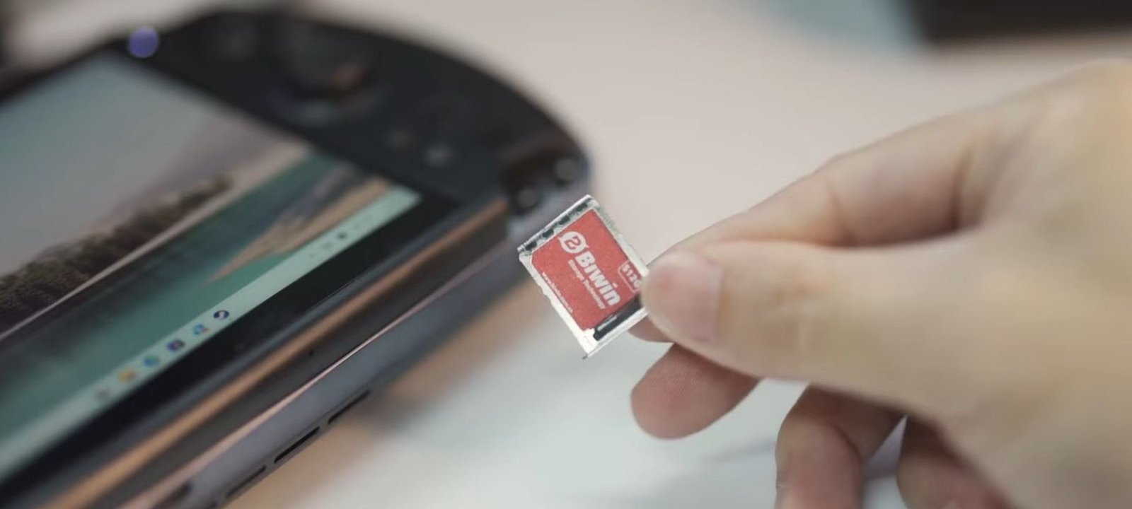 Mini SSD da Biwin cabe em slot de MicroSD e alcança 3,7 GB/s Mini SSD da Biwin cabe em slot de MicroSD e alcança 3,7 GB/s - Imagem do artigo