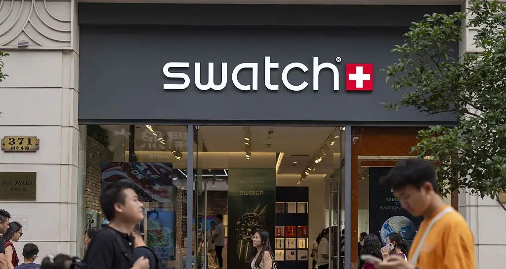 Swatch remove campanha após gesto considerado racista Swatch remove campanha após gesto considerado racista