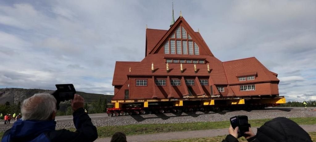 Igreja de Kiruna é deslocada 5 km em operação histórica Igreja de Kiruna é deslocada 5 km em operação histórica