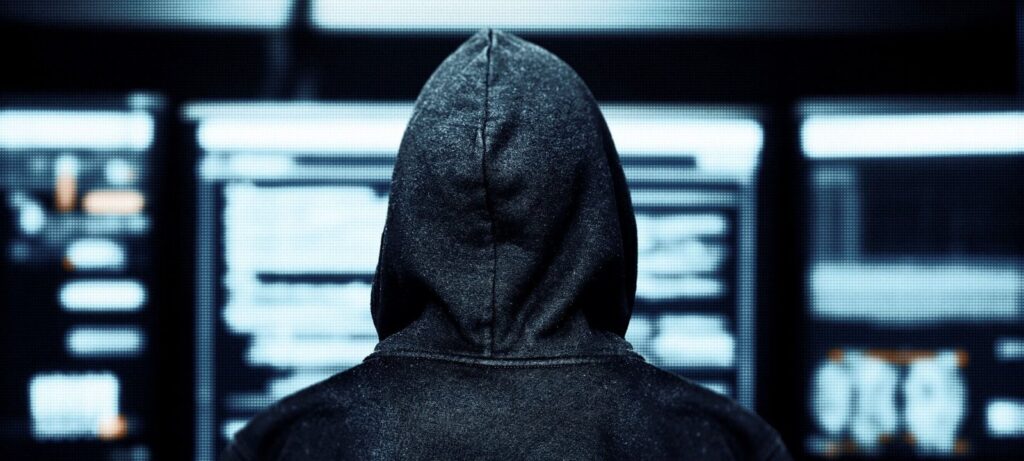 Serial hacker condenado a 20 meses de prisão no Reino Unido Serial hacker condenado a 20 meses de prisão no Reino Unido