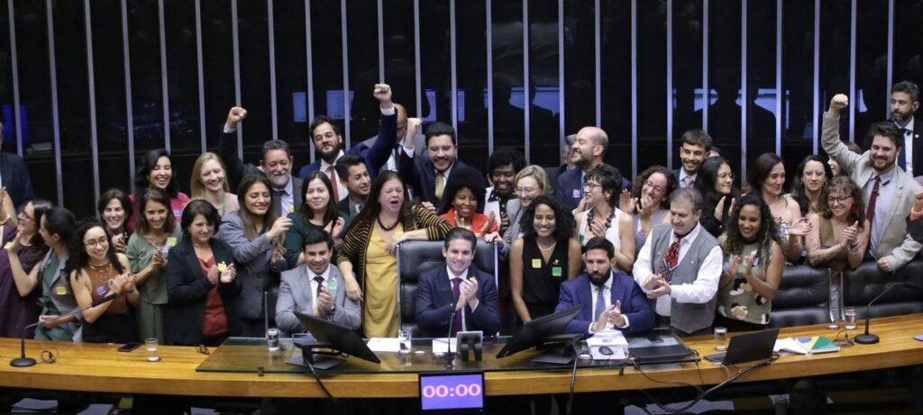 Adultização de crianças: Câmara aprova PL 2628/22 Adultização de crianças: Câmara aprova PL 2628/22