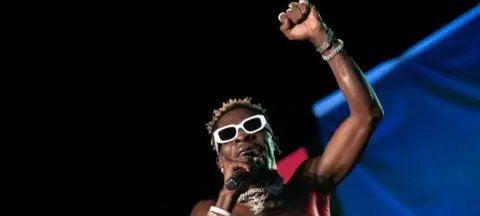 Shatta Wale Lamborghini: músico ganês é detido por compra Shatta Wale Lamborghini: músico ganês é detido por compra - Imagem do artigo original