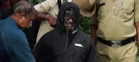 Dharmasthala: homem é preso por falsas denúncias de estupro Dharmasthala: homem é preso por falsas denúncias de estupro - Imagem do artigo original
