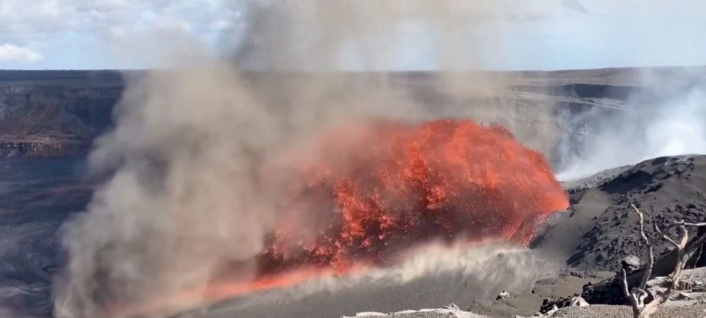 Vulcão Kilauea entra em erupção e lança jatos de lava Vulcão Kilauea entra em erupção e lança jatos de lava