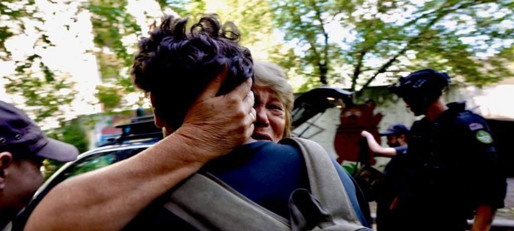 Ataques em Donetsk forçam fuga de civis e desafiam Kiev Ataques em Donetsk forçam fuga de civis e desafiam Kiev