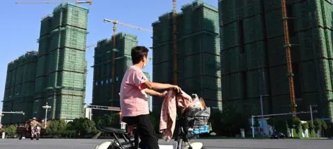 Evergrande é retirada da Bolsa de Hong Kong após colapso Evergrande é retirada da Bolsa de Hong Kong após colapso - Imagem do artigo original