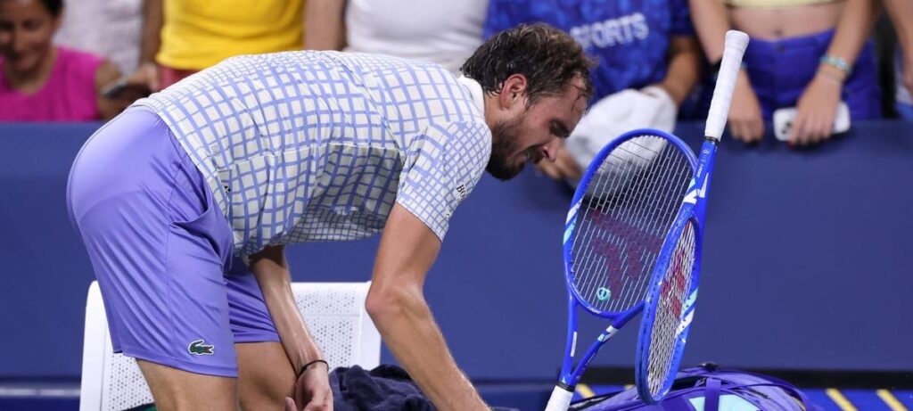 Medvedev eliminado no US Open 2025 após confusão caótica Medvedev eliminado no US Open 2025 após confusão caótica