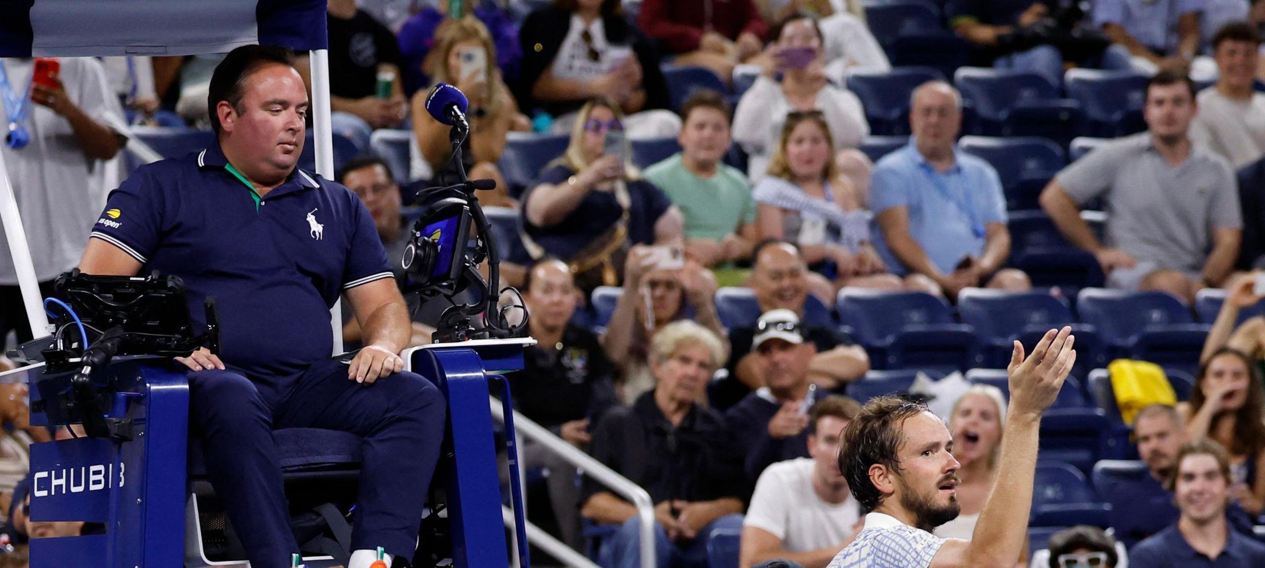Medvedev eliminado no US Open 2025 após confusão caótica Medvedev eliminado no US Open 2025 após confusão caótica - Imagem do artigo original
