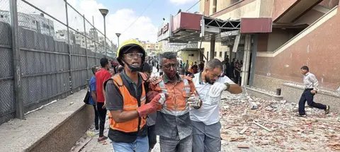 Ataque israelense em hospital de Gaza mata 15, incluindo jornalistas Ataque israelense em hospital de Gaza mata 15, incluindo jornalistas - Imagem do artigo original