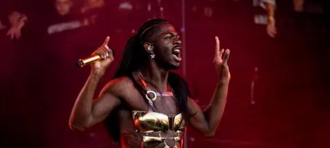 Lil Nas X se declara inocente após prisão em Los Angeles Lil Nas X se declara inocente após prisão em Los Angeles - Imagem do artigo original