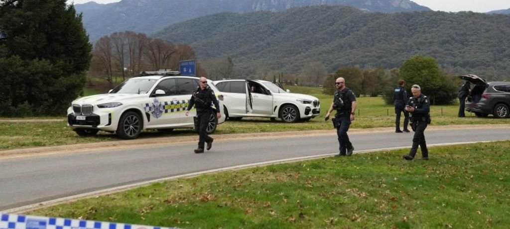 Tiroteio em Porepunkah: polícia caça suspeito armado Tiroteio em Porepunkah: polícia caça suspeito armado