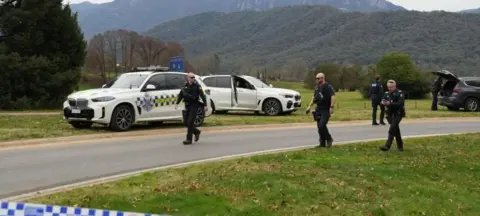 Tiroteio em Porepunkah: polícia caça suspeito armado Tiroteio em Porepunkah: polícia caça suspeito armado - Imagem do artigo original