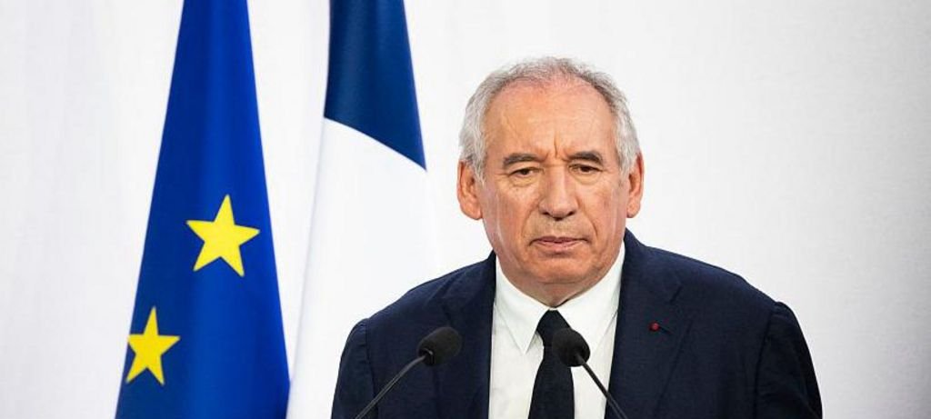 François Bayrou enfrenta voto de confiança decisivo François Bayrou enfrenta voto de confiança decisivo