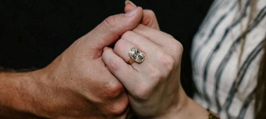 Taylor Swift e Travis Kelce anunciam noivado surpresa Taylor Swift e Travis Kelce anunciam noivado surpresa