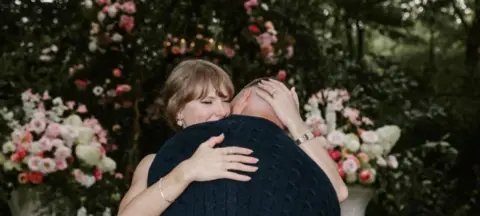Taylor Swift e Travis Kelce anunciam noivado surpresa Taylor Swift e Travis Kelce anunciam noivado surpresa - Imagem do artigo original