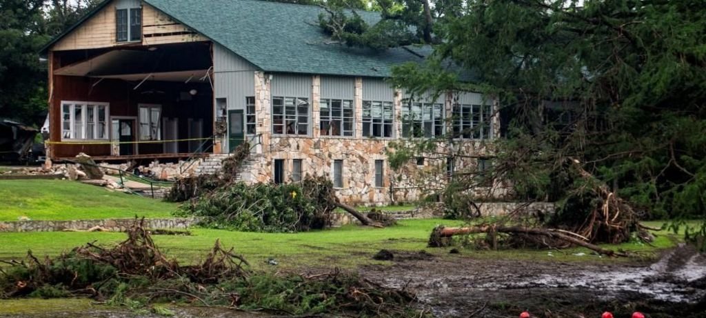 Fema suspende funcionários que criticaram cortes de Trump Fema suspende funcionários que criticaram cortes de Trump