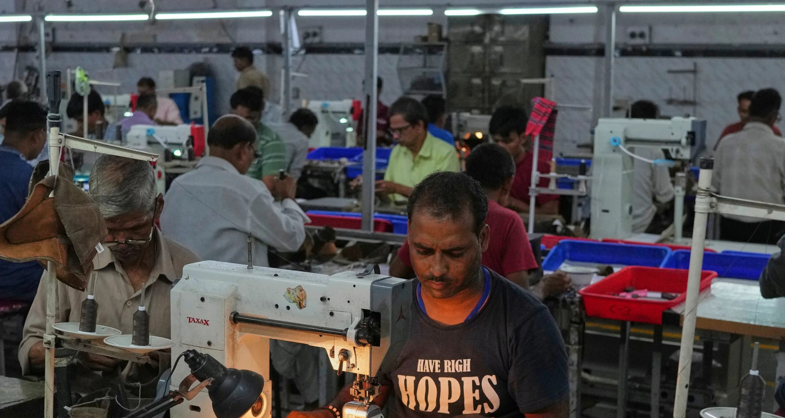 Tarifas dos EUA atingem 50% e ameaçam exportações indianas Tarifas dos EUA atingem 50% e ameaçam exportações indianas - Imagem do artigo