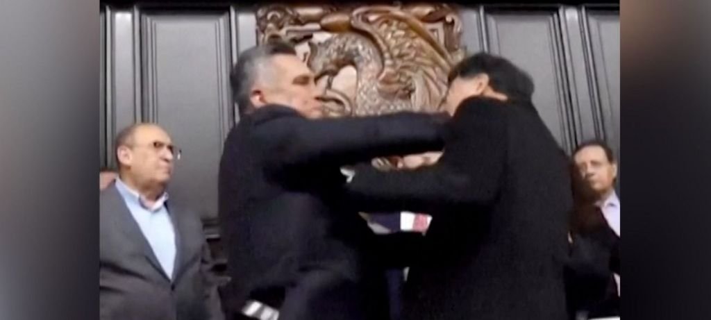 Briga no Senado mexicano termina em socos e empurrões Briga no Senado mexicano termina em socos e empurrões
