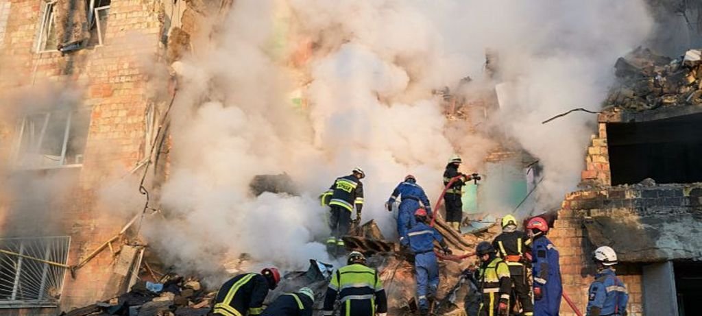 Ataque russo em Kyiv deixa 19 mortos e atinge sede da UE Ataque russo em Kyiv deixa 19 mortos e atinge sede da UE