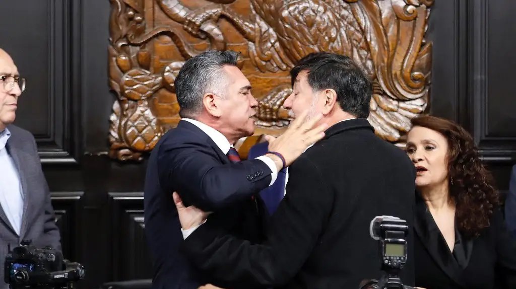 Briga no Senado mexicano termina em socos após debate Briga no Senado mexicano termina em socos após debate