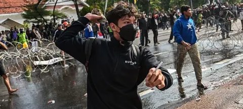 Protestos na Indonésia escalonam após morte de motorista Protestos na Indonésia escalonam após morte de motorista - Imagem do artigo original