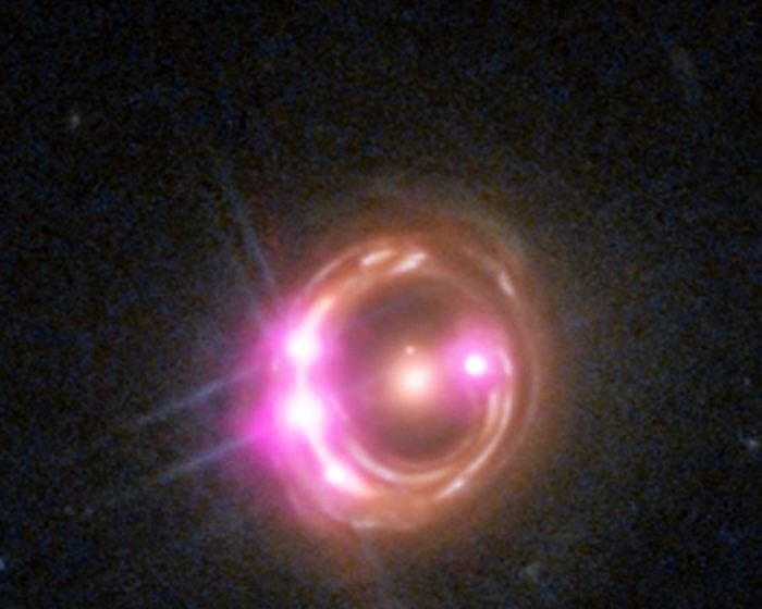 Lente gravitacional revela quasar ampliado em 3 vezes Lente gravitacional revela quasar ampliado em 3 vezes