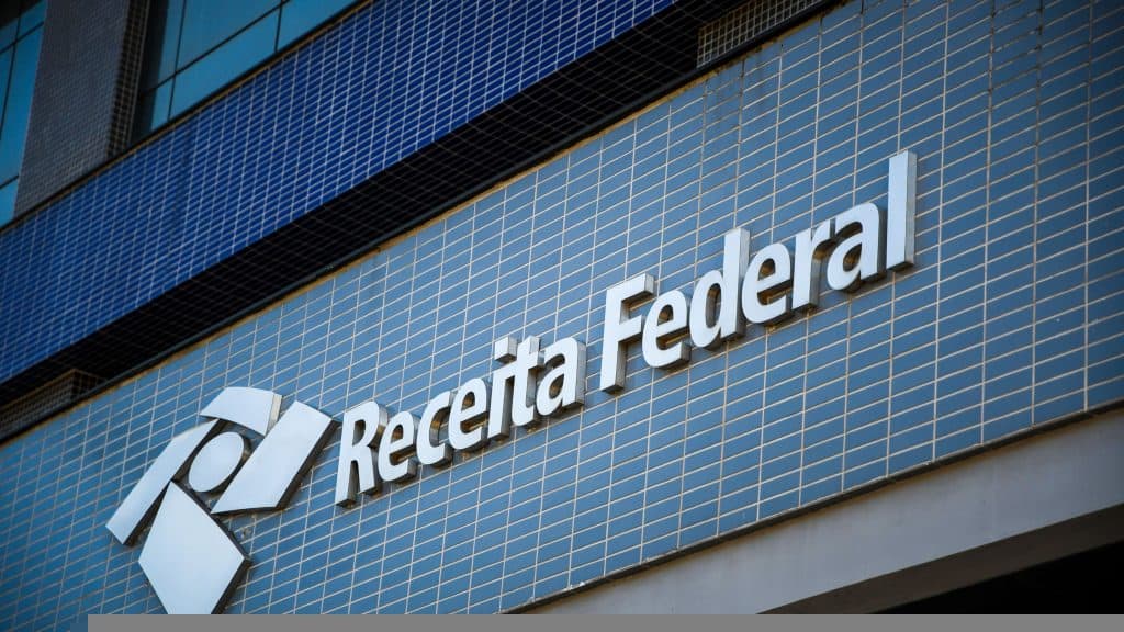Receita Federal abre leilão eletrónico com carros a R$4 000 e iPhones por R$1 000 Receita Federal abre leilão eletrónico com carros a R$4 000 e iPhones por R$1 000 - Imagem do artigo original