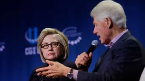 Congresso dos EUA convoca Bill e Hillary Clinton a depor no inquérito sobre Jeffrey Epstein Congresso dos EUA convoca Bill e Hillary Clinton a depor no inquérito sobre Jeffrey Epstein - Imagem do artigo original
