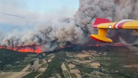 Incêndio no sul de França destrói aldeias, faz uma vítima e obriga milhares a evacuar Incêndio no sul de França destrói aldeias, faz uma vítima e obriga milhares a evacuar - Imagem do artigo original