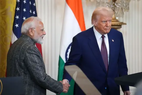 Trump aplica tarifa extra de 25% às importações indianas devido ao petróleo russo Trump aplica tarifa extra de 25% às importações indianas devido ao petróleo russo - Imagem do artigo original