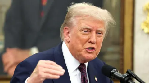 Trump impõe novas tarifas a 90 países e ameaça chips estrangeiros com taxa de 100% Trump impõe novas tarifas a 90 países e ameaça chips estrangeiros com taxa de 100% - Imagem do artigo original