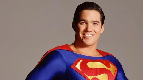 Dean Cain anuncia que vai integrar a agência de imigração norte-americana ICE Dean Cain anuncia que vai integrar a agência de imigração norte-americana ICE - Imagem do artigo original