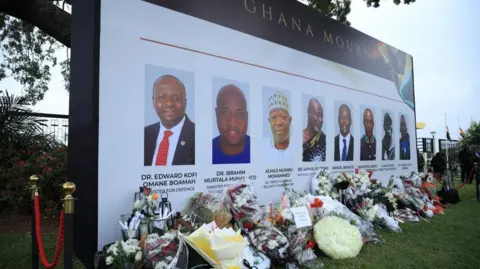 Gana investiga queda de helicóptero que matou dois ministros - Imagem do artigo original