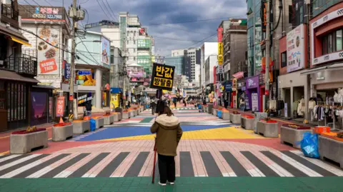 Seul cria “lojas de conveniência” acolhedoras para reduzir solidão crescente Seul cria “lojas de conveniência” acolhedoras para reduzir solidão crescente - Imagem do artigo original