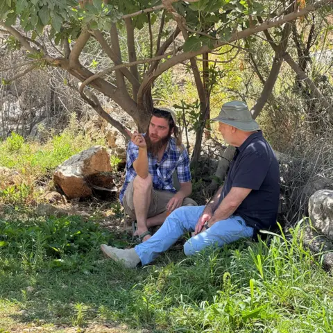 Colonos israelitas ampliam campanha para afastar palestinianos da Cisjordânia Colonos israelitas ampliam campanha para afastar palestinianos da Cisjordânia - Imagem do artigo original