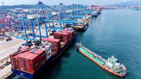 Estados Unidos e China prolongam trégua comercial por mais 90 dias Estados Unidos e China prolongam trégua comercial por mais 90 dias - Imagem do artigo original