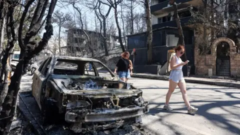 Calor extremo alimenta dezenas de incêndios e obriga milhares a fugir no sul da Europa Calor extremo alimenta dezenas de incêndios e obriga milhares a fugir no sul da Europa - Imagem do artigo original